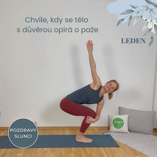 Žena v jógové pozici - Židle v rotaci