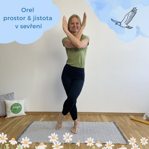 Žena v jógové pozici Orel v jednoduché variantě