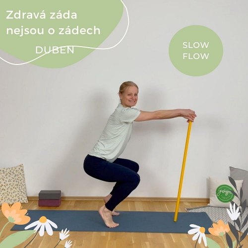 Žena v jógové pozici Dřep Malasana s oporou dlaní o hůlku