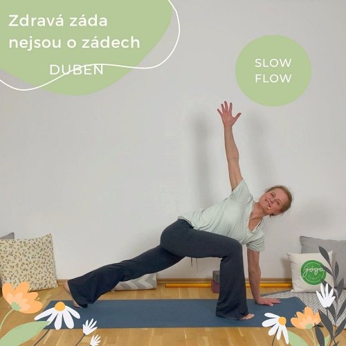 Žena v jógové pozici Výpadu se vzpažením