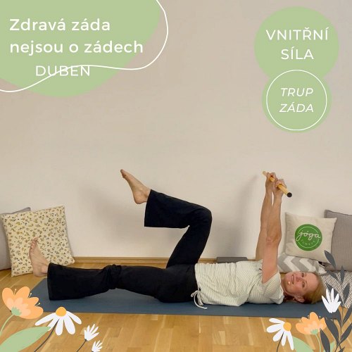 Žena v pozici vleže na zádech , přítah jednoho kolene k hrudníku a vzpažení