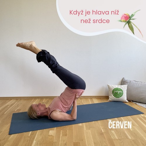 Žena v jógové pozici Viparita Karani