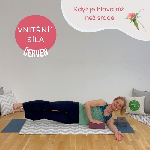 Žena v pozici vleže na boku, zvedá dolní končetina a hlavu