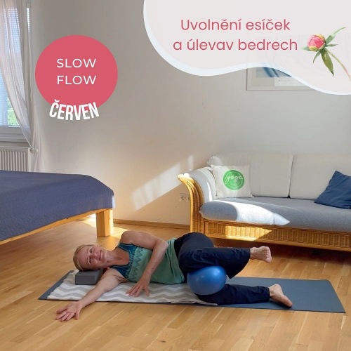 #372 SLOW FLOW Uvolnění esíček (SI skloubení) a úleva v bedrech Žena v jógové pozici na boku s vypodložením pokrčených kolen balonem