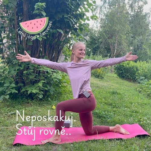 Žena v jógové pozici Rytíř