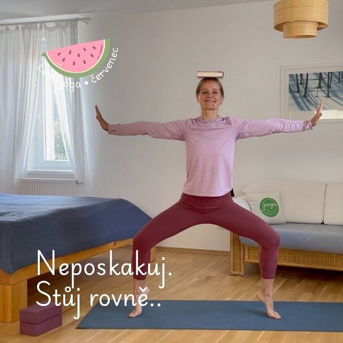 Žena v jógové pozici Bohyně