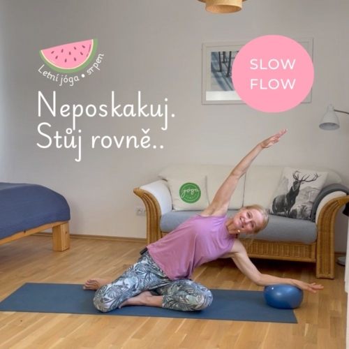 #379 SLOW FLOW uvolněná bedra díky pilates míči a lehké protažení k tomu Žena v jógové pozici Šikmý sed v úklonu