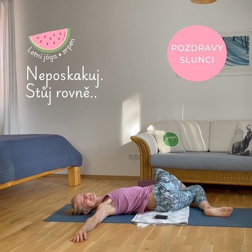 #381 SLOW FLOW Žena v rotační jógové pozici