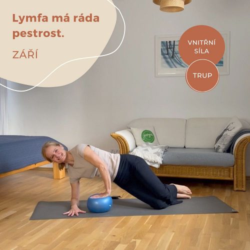 Žena v pozici vleže na boku s podporou dlaně na míči