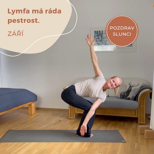 #385 POZDRAVY SLUNCI rotačními pozicemi k rozproudění lymfy Žena v jógové pozici Rotační židle se vzpažením