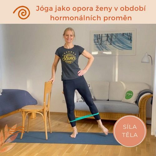 Žena v pozici ve stroji s oporou v unožení s posilující gumičkou